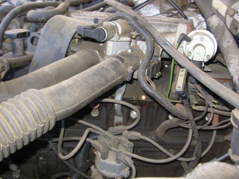 1995 Ford F-150 - The #4 plug wire is off to see that it's sparking. [url=https://www.supermotors.net/registry/media/762729] https://www.supermotors.net/getf…