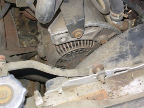1995 Ford F-150 - 95A 3G alternator. Note the 4 holes between each pair of front ribs, and that it's attached using the driver's side hole in the bracket. [u…