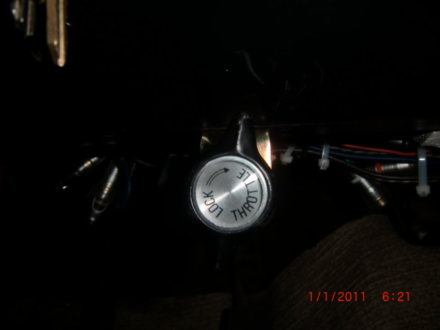 Throttle control knob with 'LOCK' and 'THROTTLE' text