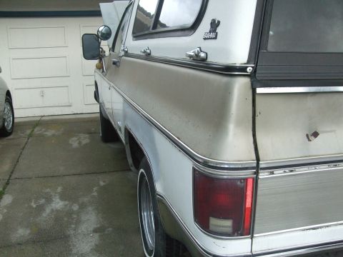 1979 Ford Bronco - This two-tone K5 Blazer has a sticker on the rear quarter window and a two-piece tailgate.
