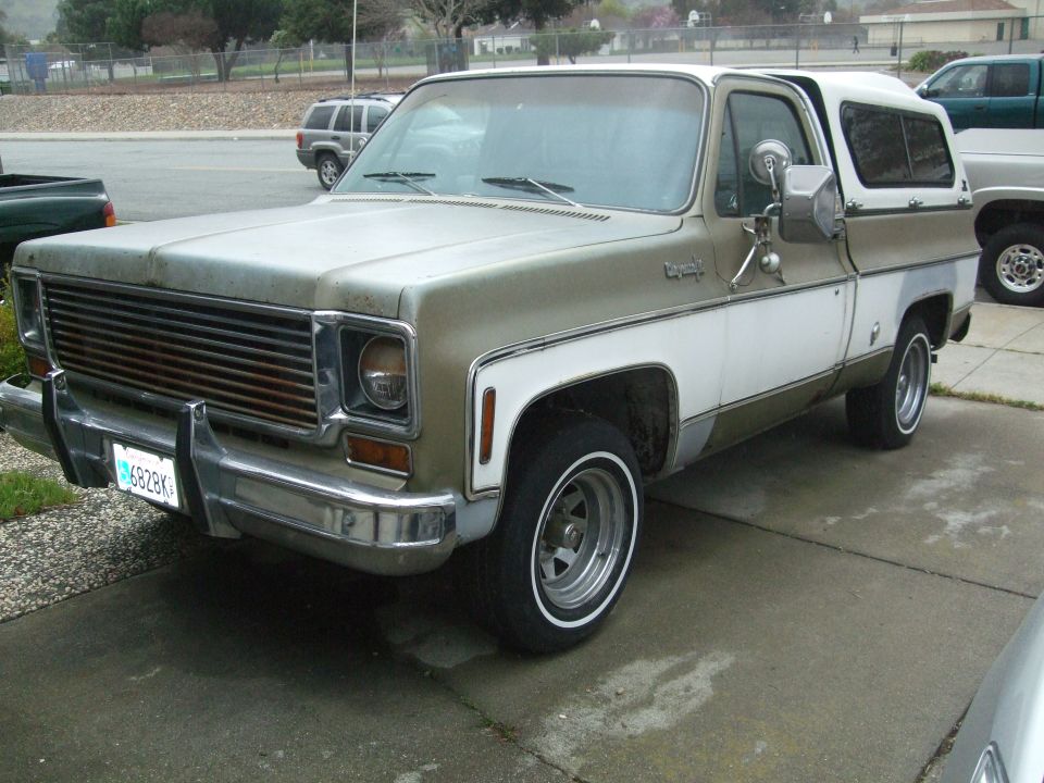 Two-tone SUV with removable hardtop, seen from 3/4 front. License plate 682BK