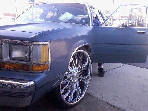 1989 Ford Country Squire - CLOSE UP OF THE RIMS