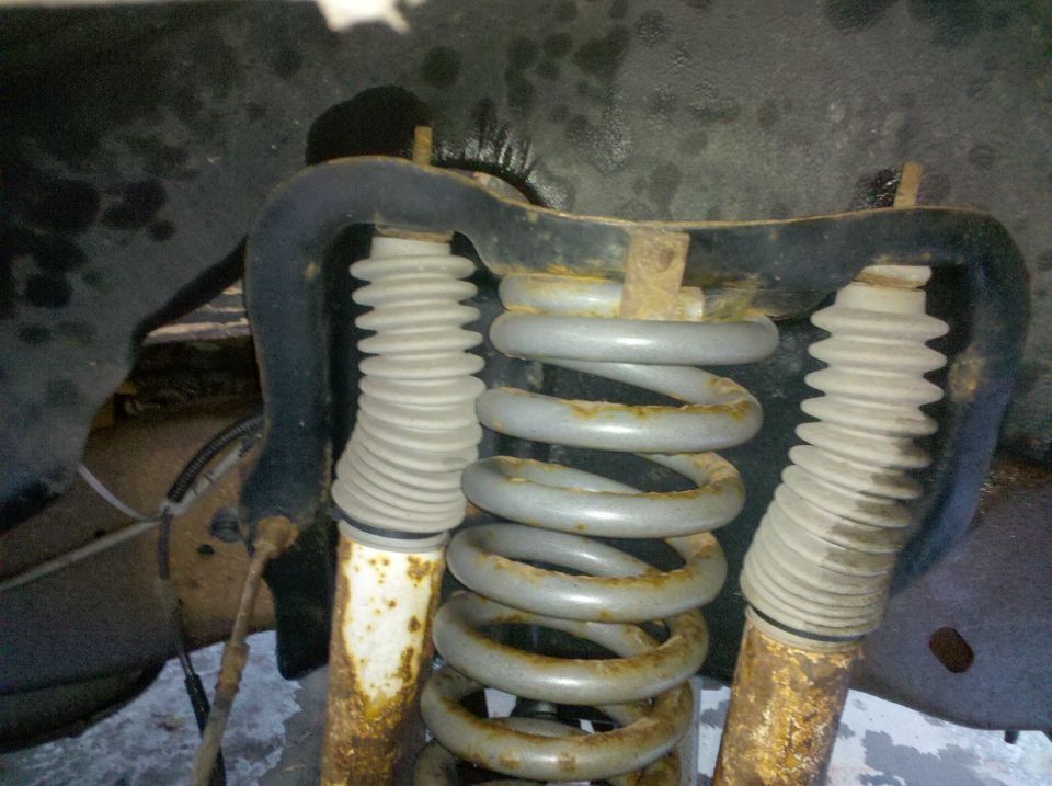 Front suspension coil springs and shock absorbers with rubber bellows