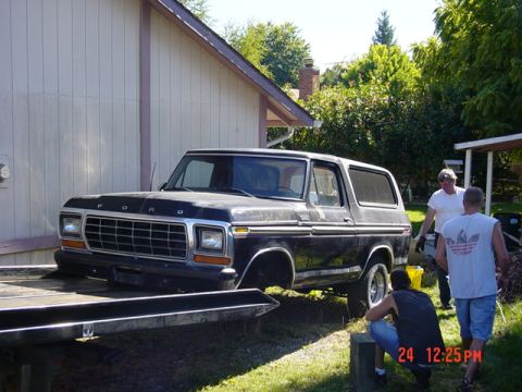 1979 Ford Bronco - Lifting it to put stands under it