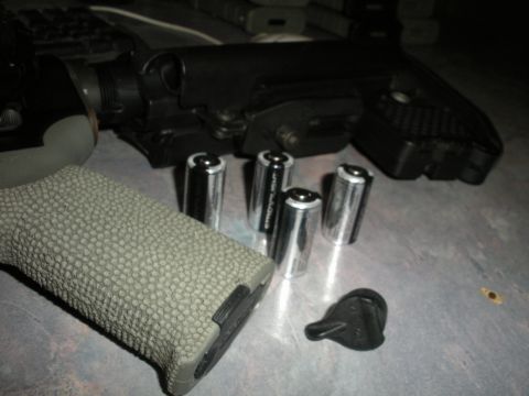 1996 Ford Bronco - Close-up of gun components and batteries, with a Supermotors watermark visible.