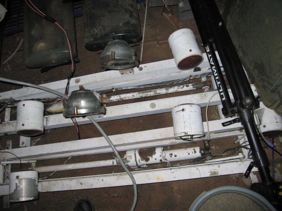 Lighting rig with multiple lamps and wires