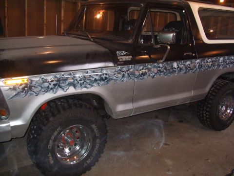 1979 Ford Bronco - This Ford Bronco features custom skull graphics along its body panels.