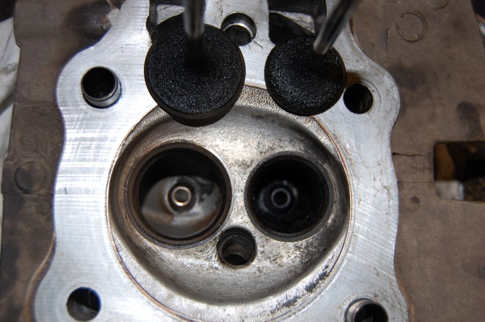 Single-cylinder head combustion chamber with carbon-caked intake and exhaust valves pulled out