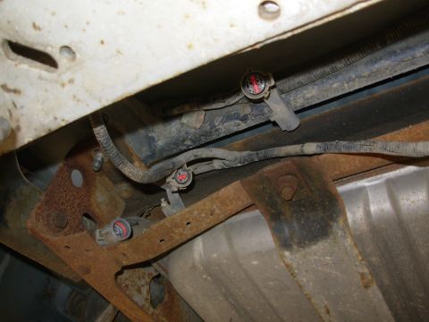 1995 Ford F-150 - To lift the bed, disconnect the taillight wiring forward of the rear bumper. Go to the NEXT pic... [url=https://www.supermotors.net/registr…