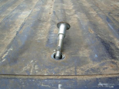 1995 Ford F-150 - These bed bolts are in much better condition than I expected, considering how rusty the hubs were. Go to the NEXT pic... [url=https://www.s…