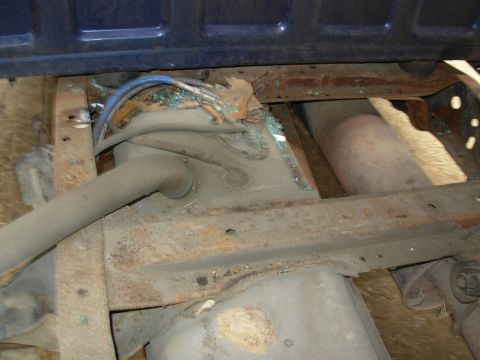 1995 Ford F-150 - I'll vacuum & wash the tanks before opening anything. Go to the NEXT pic...