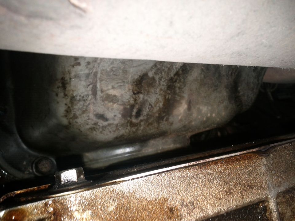 Oil pan with visible leaks and SuperMotors.net watermark