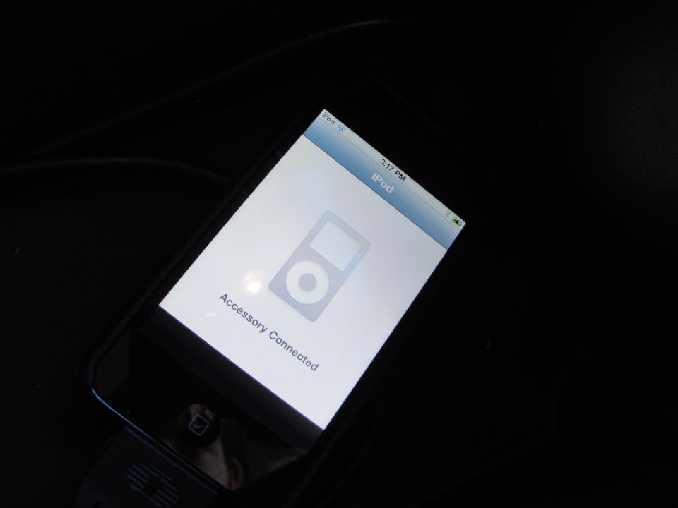 iPod screen shows 'Accessory Connected' with iPod logo