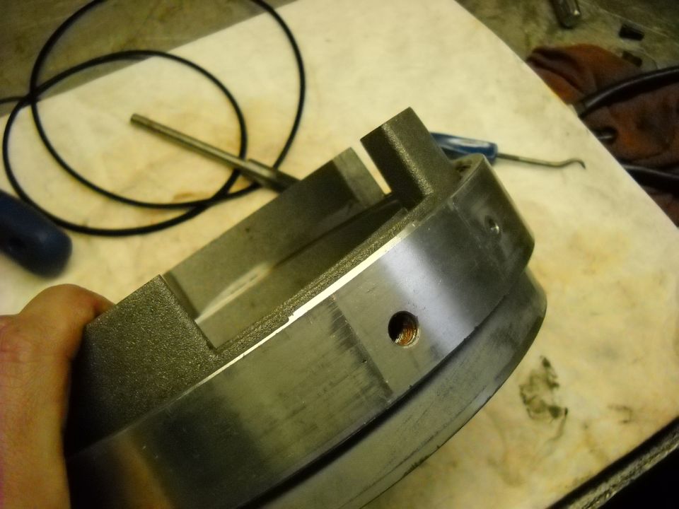 Metal transmission part with a threaded hole and a slot