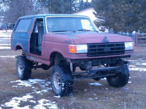 1988 Ford Bronco - This 1988 Ford Bronco has a lifted suspension and a two-tone paint job.