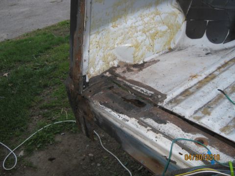 1983 Ford Bronco - The welds all cut and the end of the tub flooring cut back.