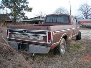 1995 Ford Bronco - Rear view of a brown 1973 Ford F-Series pickup truck parked outdoors.