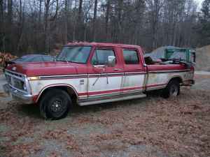 1995 Ford Bronco - This 1973 Ford F-250 crew cab pickup truck has a two-tone red and white paint scheme.