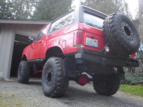 1989 Ford Bronco - This lifted 1989 Ford Bronco features a custom rear bumper and a spare tire mounted externally.
