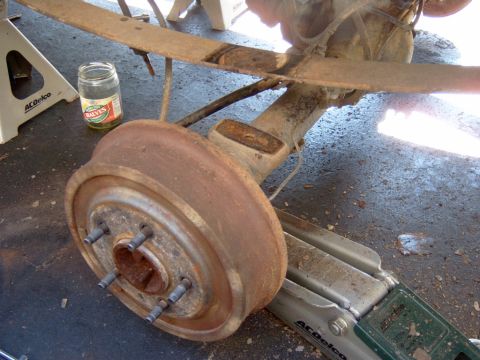 1995 Ford Bronco - The kit said you needed to take the whole leaf pack off to put the add-a-leaf in but I did not see why, I just un-bolted the U bolts, groun…