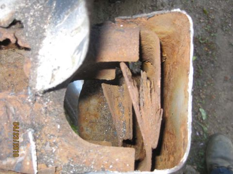 1983 Ford Bronco - See what happens to metal as it rots. It swells and falls apart.