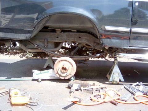 1995 Ford Bronco - To finish putting the leaf’s together I used the 9” C-clamp and a 4” C-clamp to compress the top three leaves and put on the new alignment…