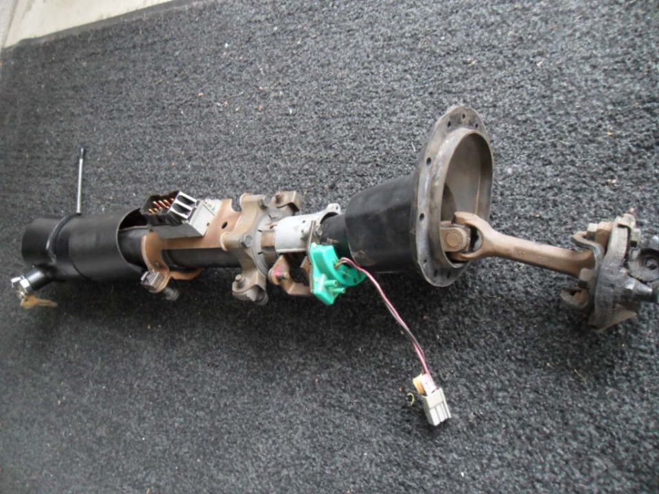 Steering column assembly with wiring connectors and U-joint