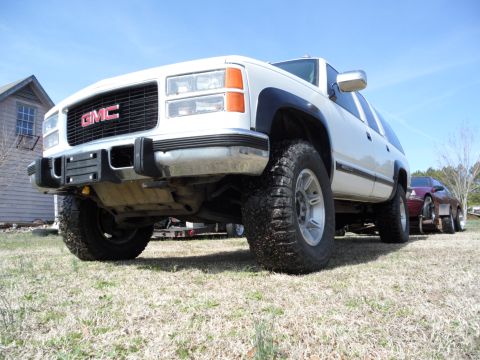 1994 GMC Suburban - You may notice the oddly worn half bald tires. Front end was in DIRE need of rebuild: inner and outer tie rods, upper and lower balljoints,…