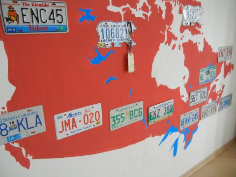 1999 Lincoln Town Car - A wall mural of Canada decorated with license plates from different regions, keys attached to one plate.