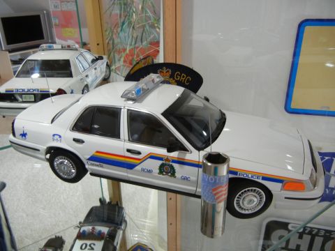 1999 Lincoln Town Car - Model police cars are displayed, with one Canadian RCMP livery.