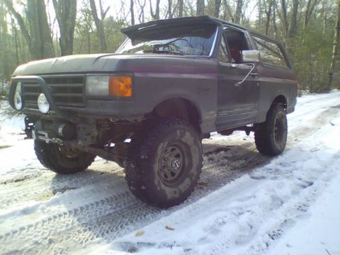 1989 Ford Bronco - This modified Ford Bronco appears to be from the late 1980s, not 1989.
