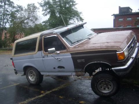 1989 Ford Bronco - This Ford Bronco shows signs of repair with primer on the front half and a different color on the rear.