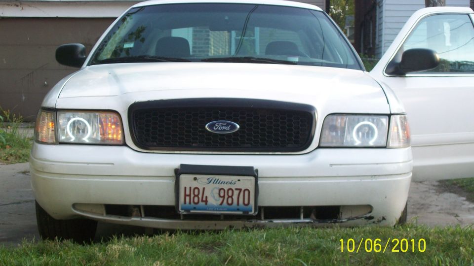 Front grille of a white Ford Crown Victoria with halo headlights, Illinois plate