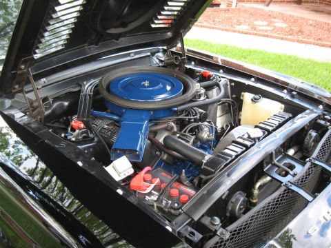 1968 Shelby GT500 - Engine bay of a 1968 Shelby GT500, the distinctive blue air cleaner and Cobra valve covers.