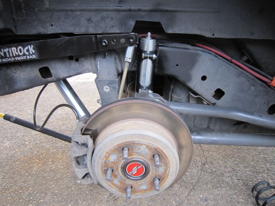 Front axle with disc brake, remote-reservoir shock and Antirock off-road sway bar on a lifted 4x4
