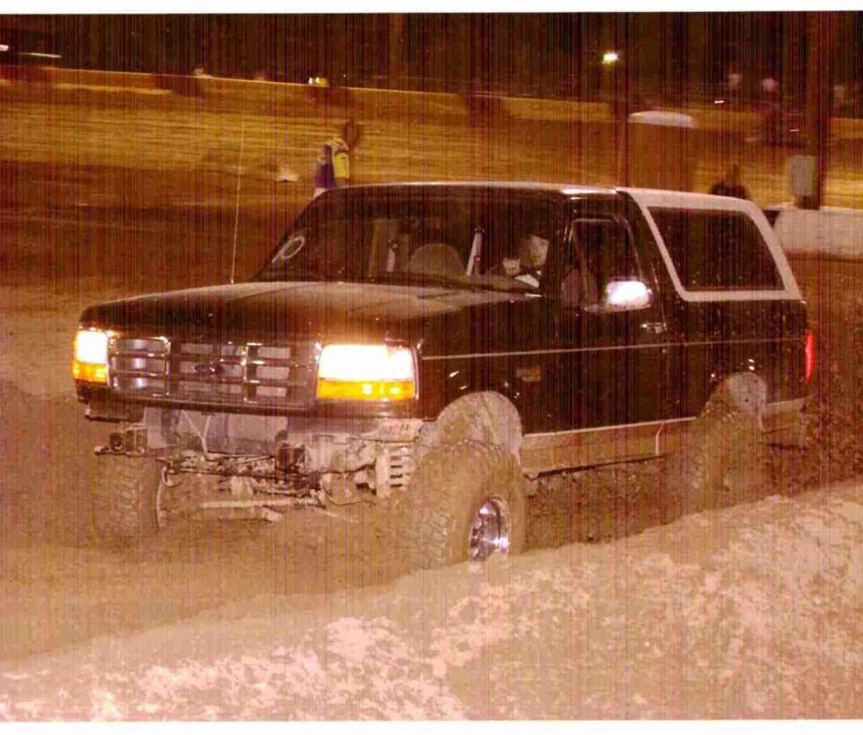 1995 Ford Bronco in mud, 3q-front view