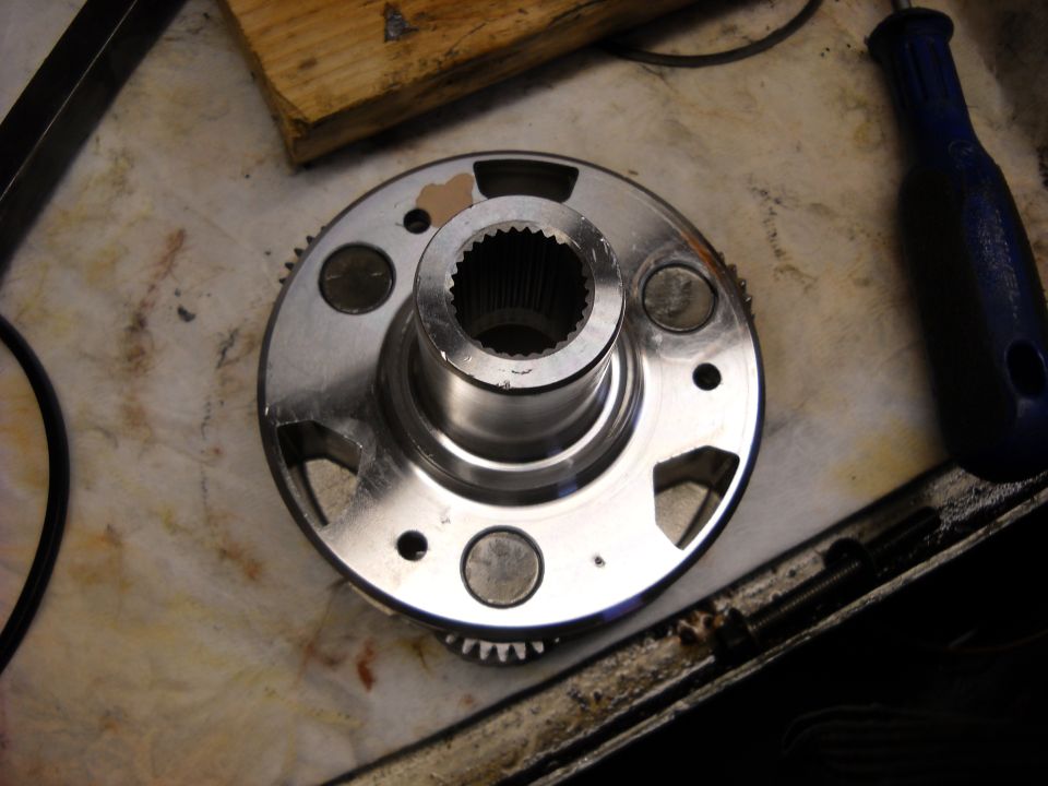 Metal transmission component with splined center and gear teeth on outer edge