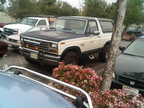 1986 Ford Bronco - This two-tone Ford Bronco appears to be from the early 1980s, not 1986 as claimed.