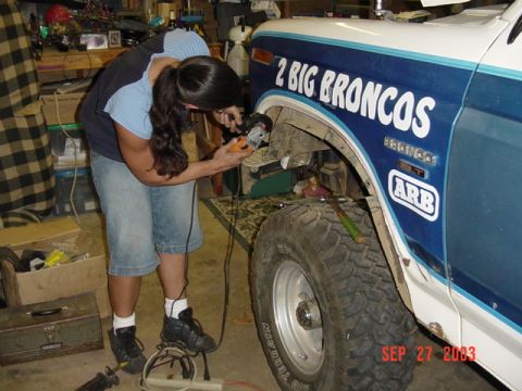 1989 Ford Bronco - Thats me cleaning up the cuts with an angle gronder...this part is loud.