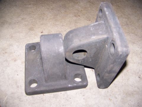 1992 Jeep YJ - Two metal brackets are shown on a concrete floor, with a "Supermotors.net" logo visible in the lower right corner.