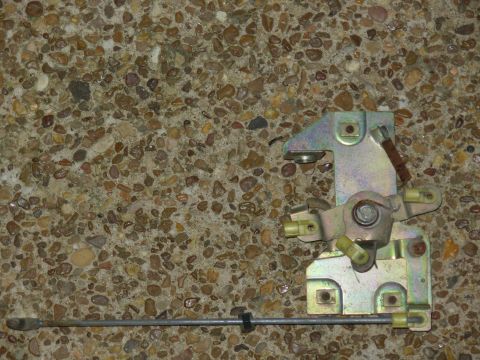 1983 Ford Bronco - '78-96 Bronco Tailgate Remote Control (D8TZ9843170B) a.k.a. center mechanism IF THE IMAGE IS TOO SMALL, click it.