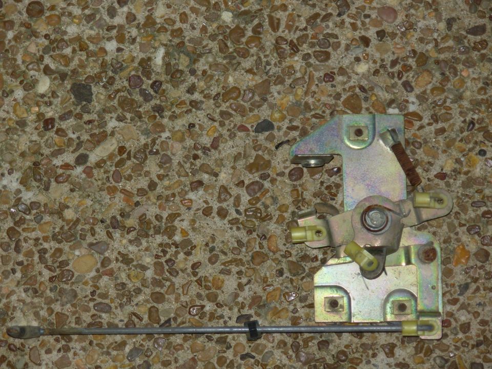 '78-96 Bronco Tailgate Remote Control (D8TZ9843170B)
a.k.a. center mechanism
IF THE IMAGE IS TOO SMALL, click it.