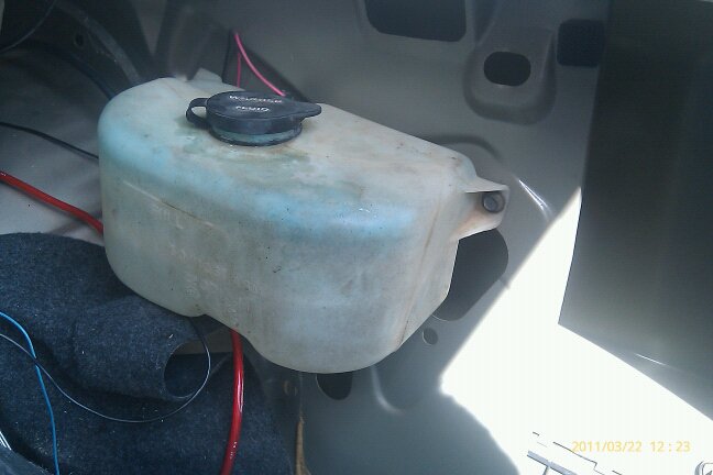 Windshield washer fluid reservoir with black cap