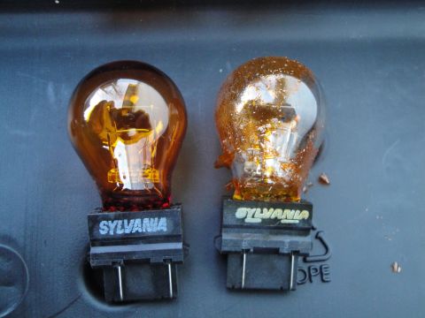 2003 Ford Taurus - Comparison of a new Sylvania amber bulb versus one that has experienced heat damage.