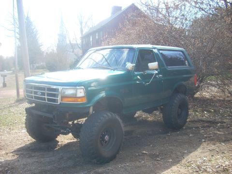 1996 Ford Bronco - This 1996 Ford Bronco features a lifted suspension and off-road tires.