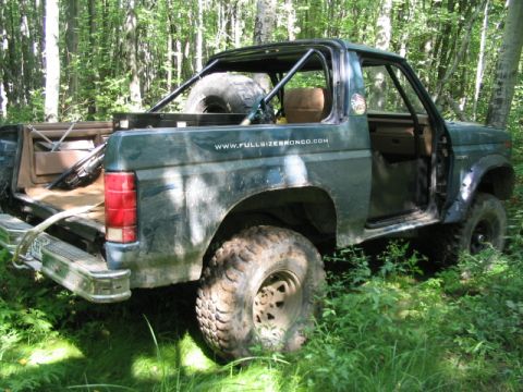 1986 Ford Bronco - This Ford Bronco has a website address printed on its side.
