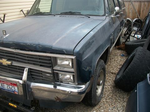 1988 Chevrolet Suburban - This 1988 Chevrolet Suburban is shown from the front 3/4 angle, displaying its Idaho license plate.