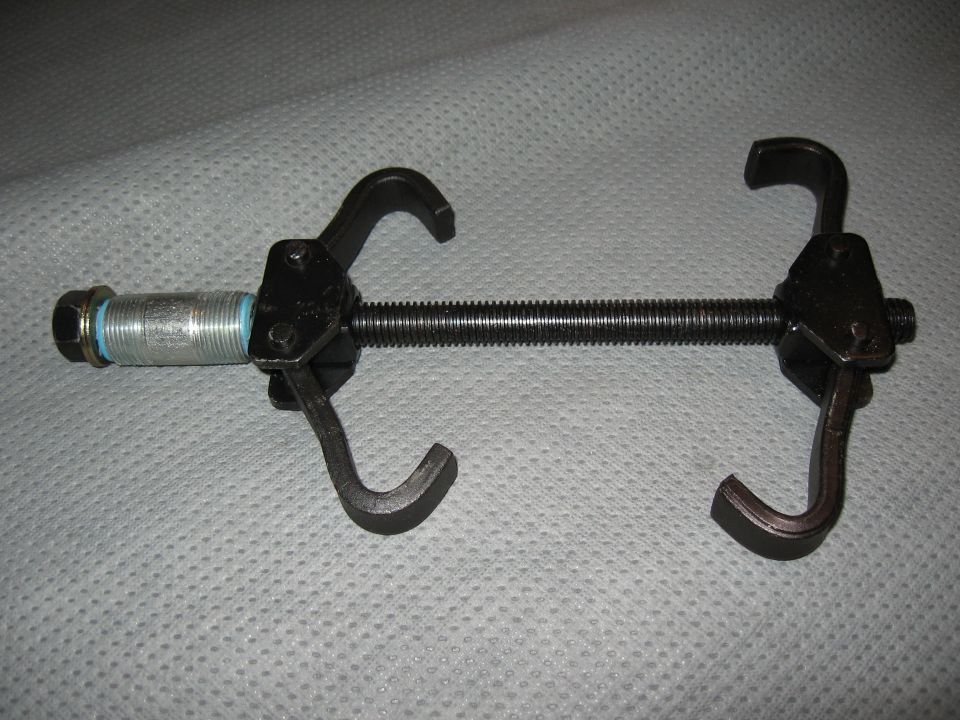 Gear puller tool with threaded rod and four adjustable jaws