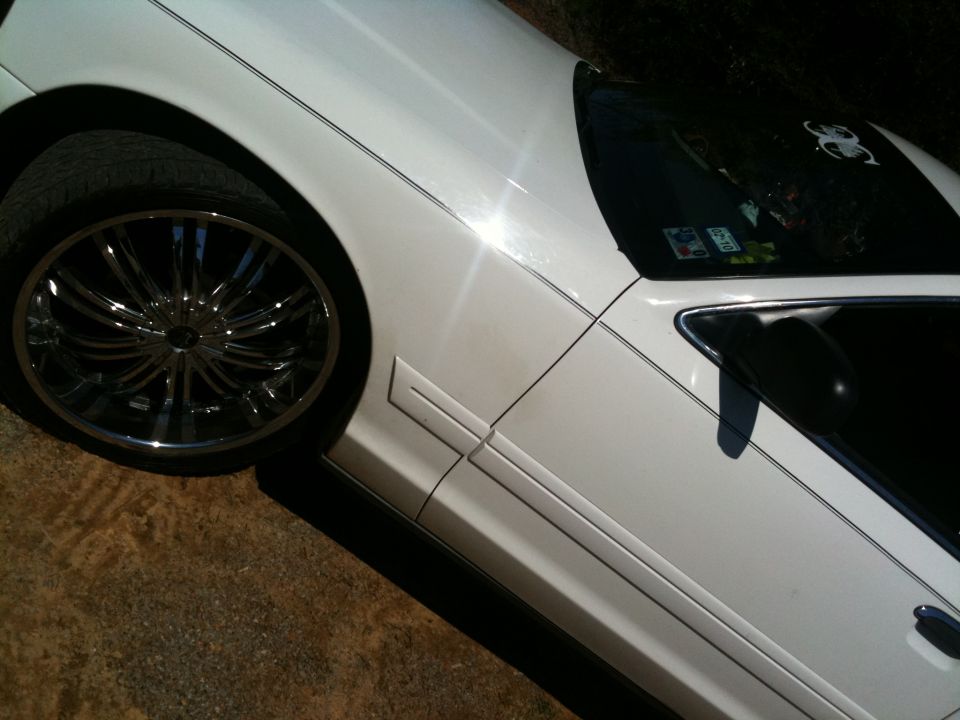 White 1998 Ford Crown Victoria with chrome rims and pinstriping