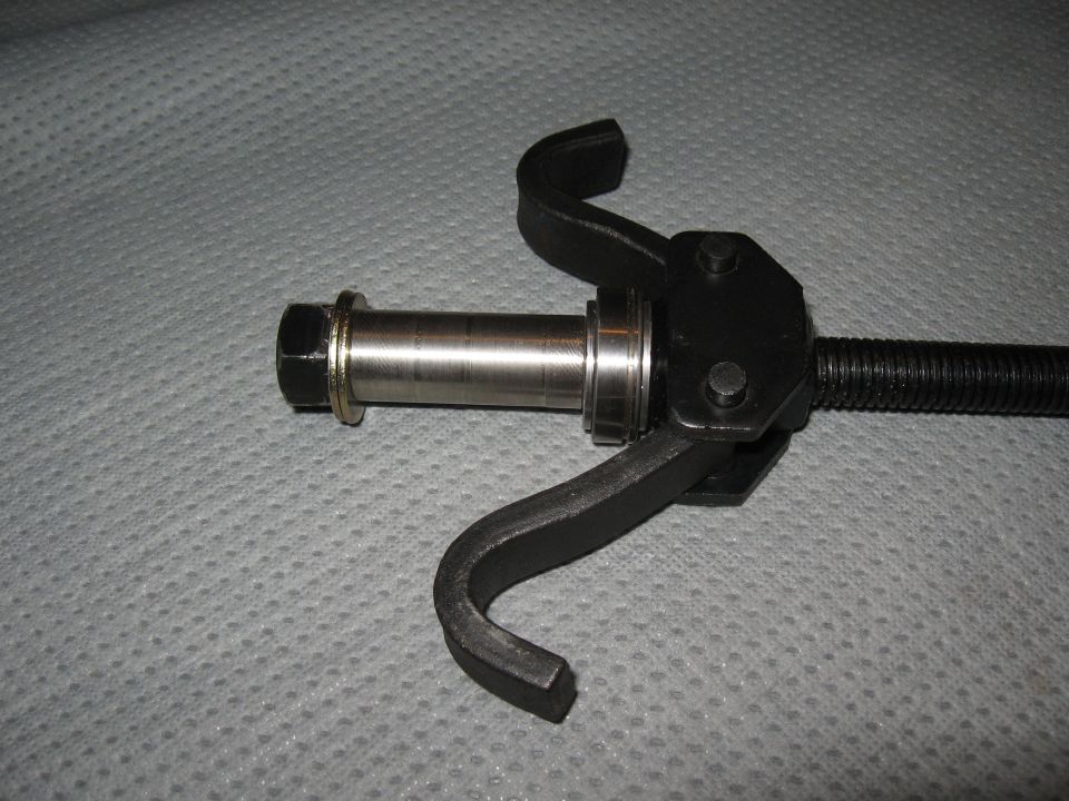 Bearing puller tool with three jaws and a threaded shaft